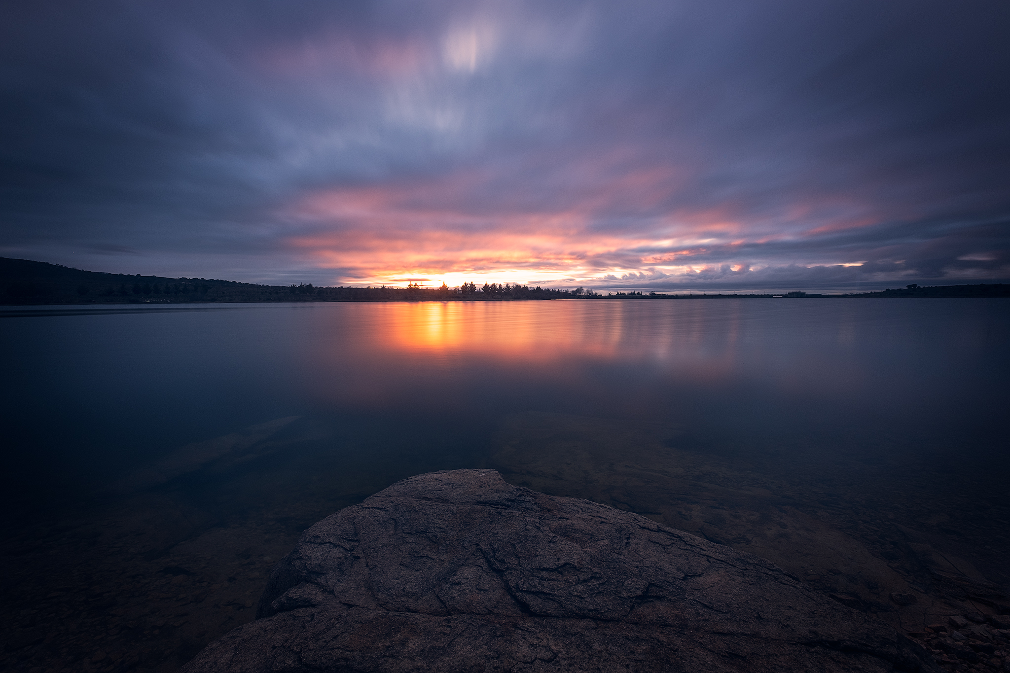 Atardecer sobre el lago