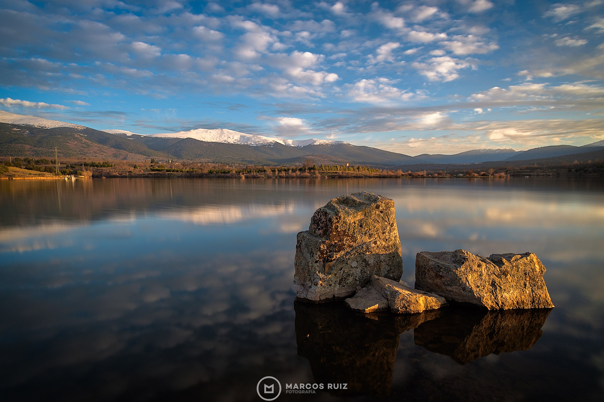 Reflejo en el Embalse del Pontón Alto al atardecer