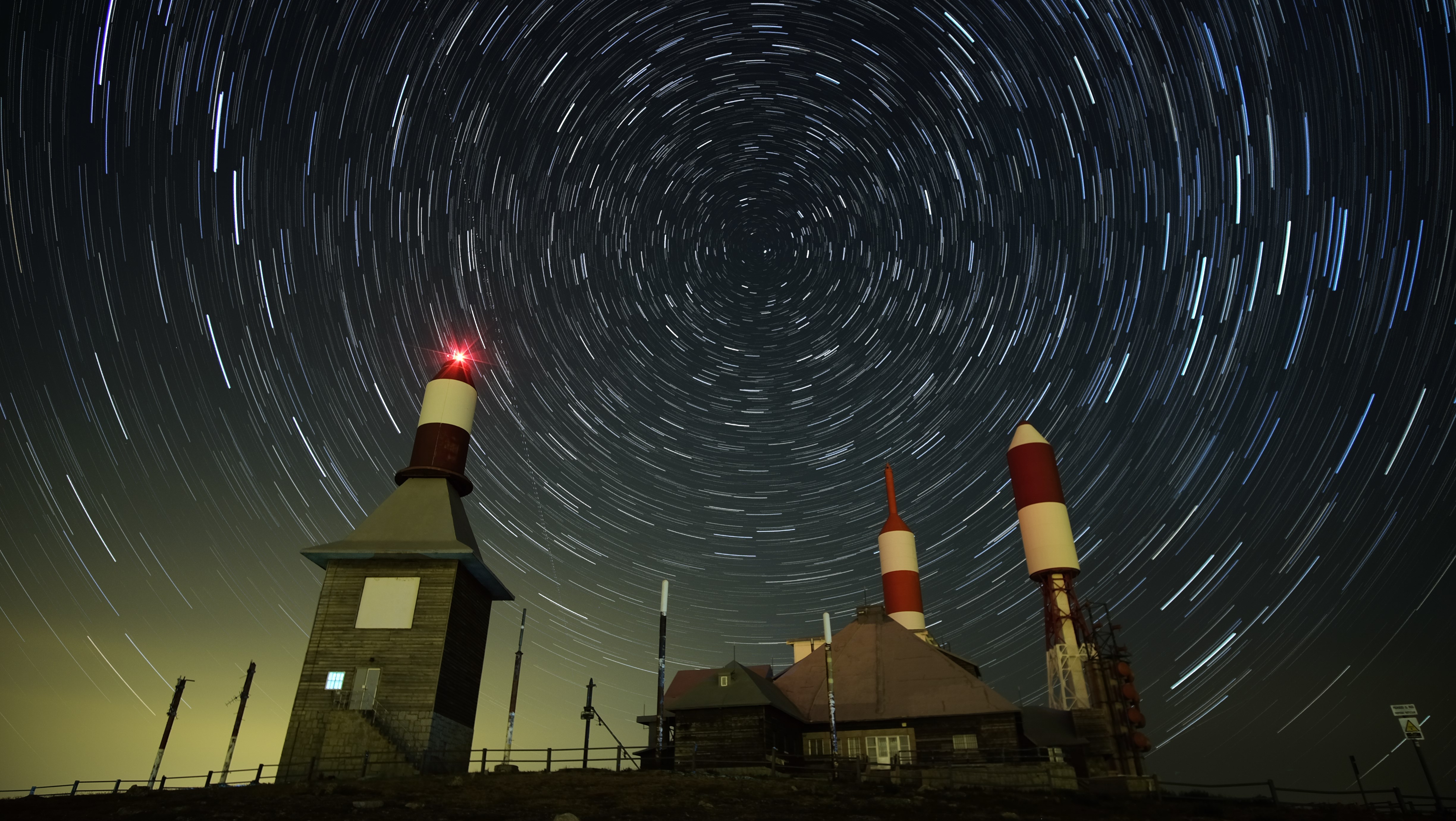 Trazas de estrellas sobre faro